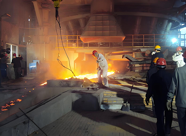 Serie RVE32 nella soluzione di alimentazione con paranco a doppia cabina d'altoforno